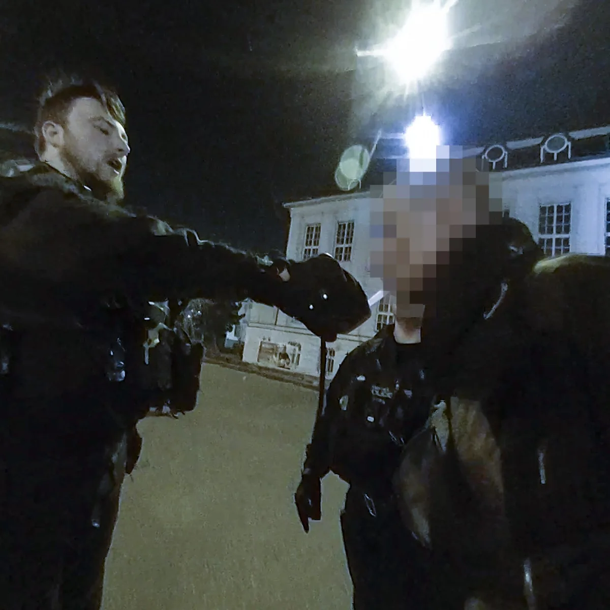 Agresivní a opilý muž obtěžoval hosty restaurace, sápal se po ostraze i strážnících