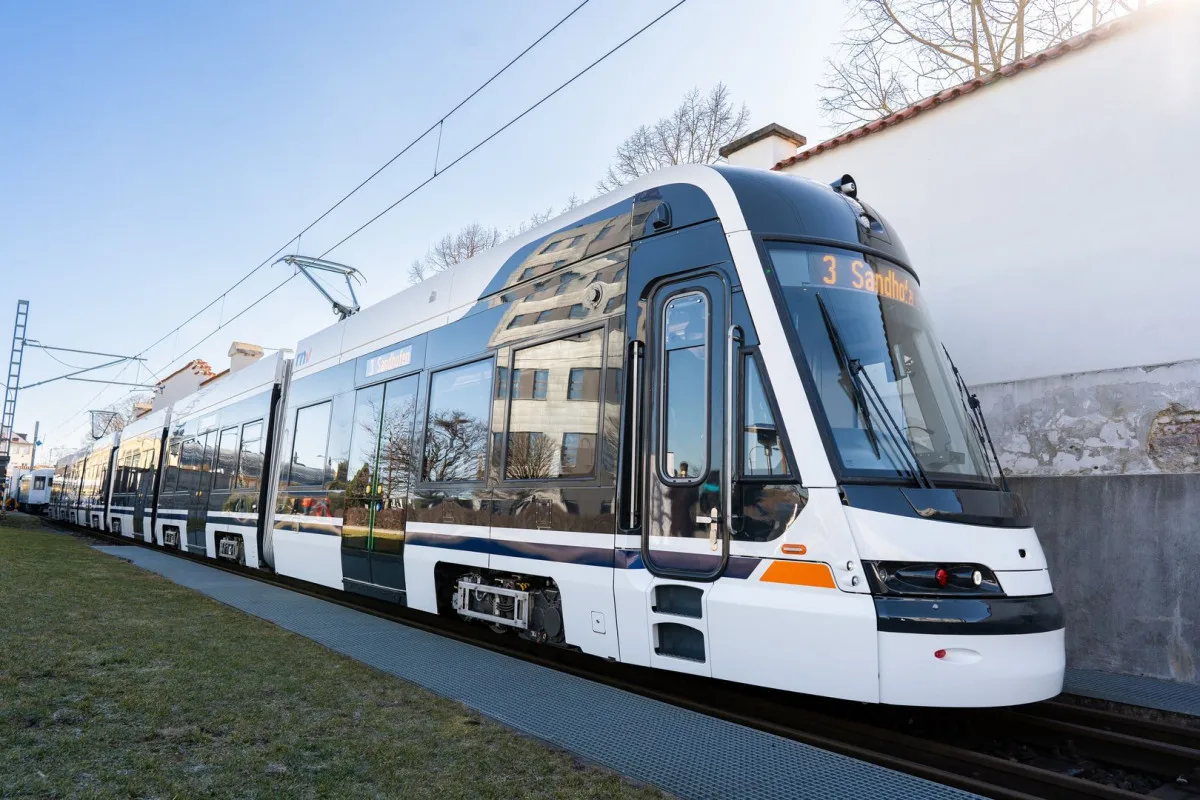 Škodováci vyrobili nejdelší tramvaj na světě, měří téměř 60 metrů. Dvanáct obřích souprav bude jezdit v SRN