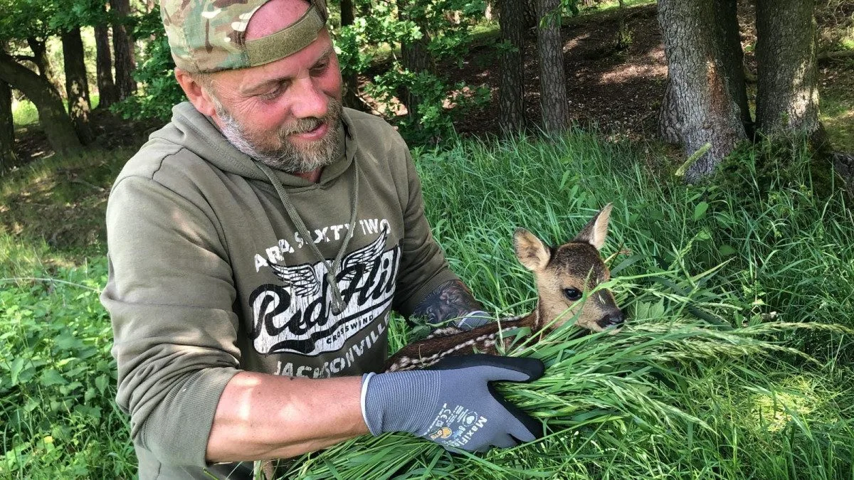 Loni se jim podařilo zachránit před sekačkou 420 srnčat, spolek z Plzeňska vyráží do terénu i letos