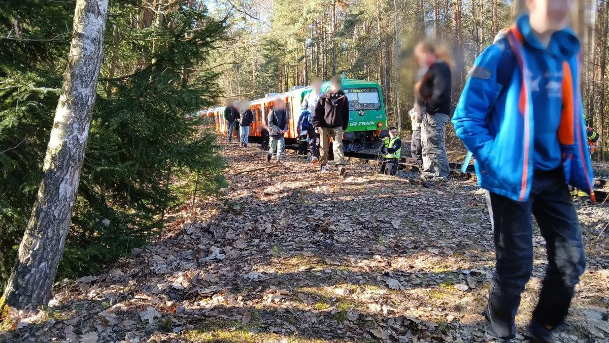 Lidé vystupují z vlaku, který srazil a usmrtil ženu