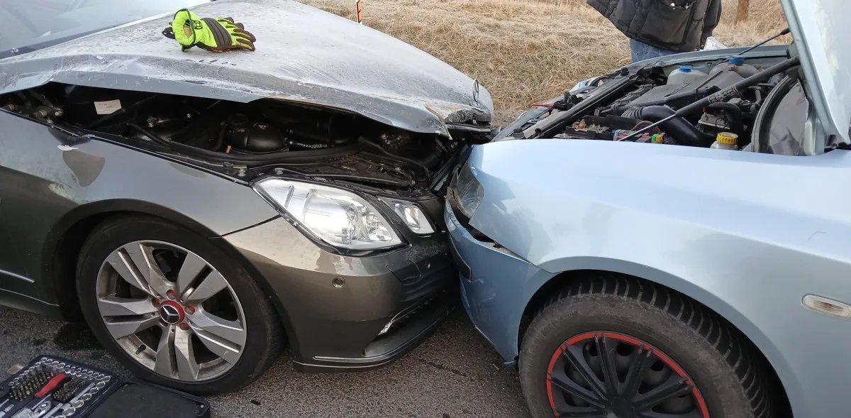 Řidič přejel do protisměru a střetl se s pěti auty, další se převrátil s vozíkem, když se vyhýbal zvěři