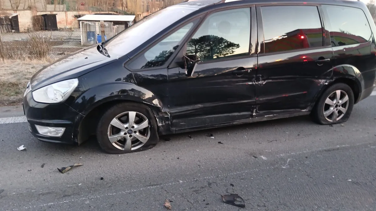 Řidič přejel do protisměru a střetl se s pěti auty, další se převrátil s vozíkem, když se vyhýbal zvěři