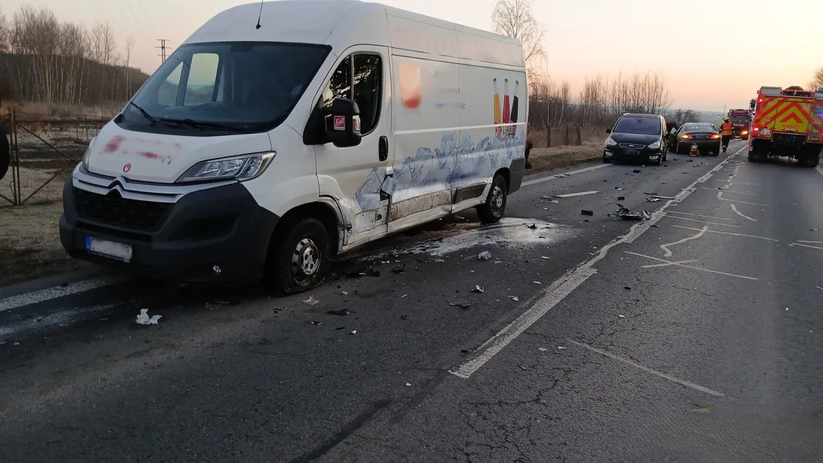 Řidič přejel do protisměru a střetl se s pěti auty, další se převrátil s vozíkem, když se vyhýbal zvěři