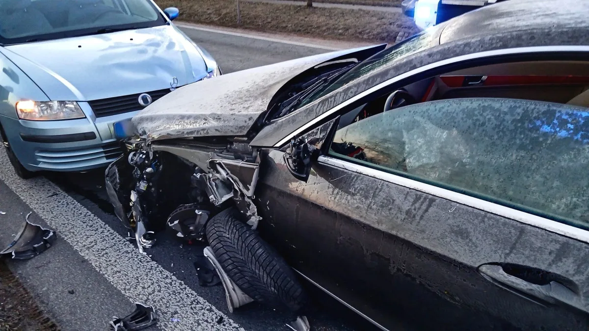 Řidič přejel do protisměru a střetl se s pěti auty, další se převrátil s vozíkem, když se vyhýbal zvěři