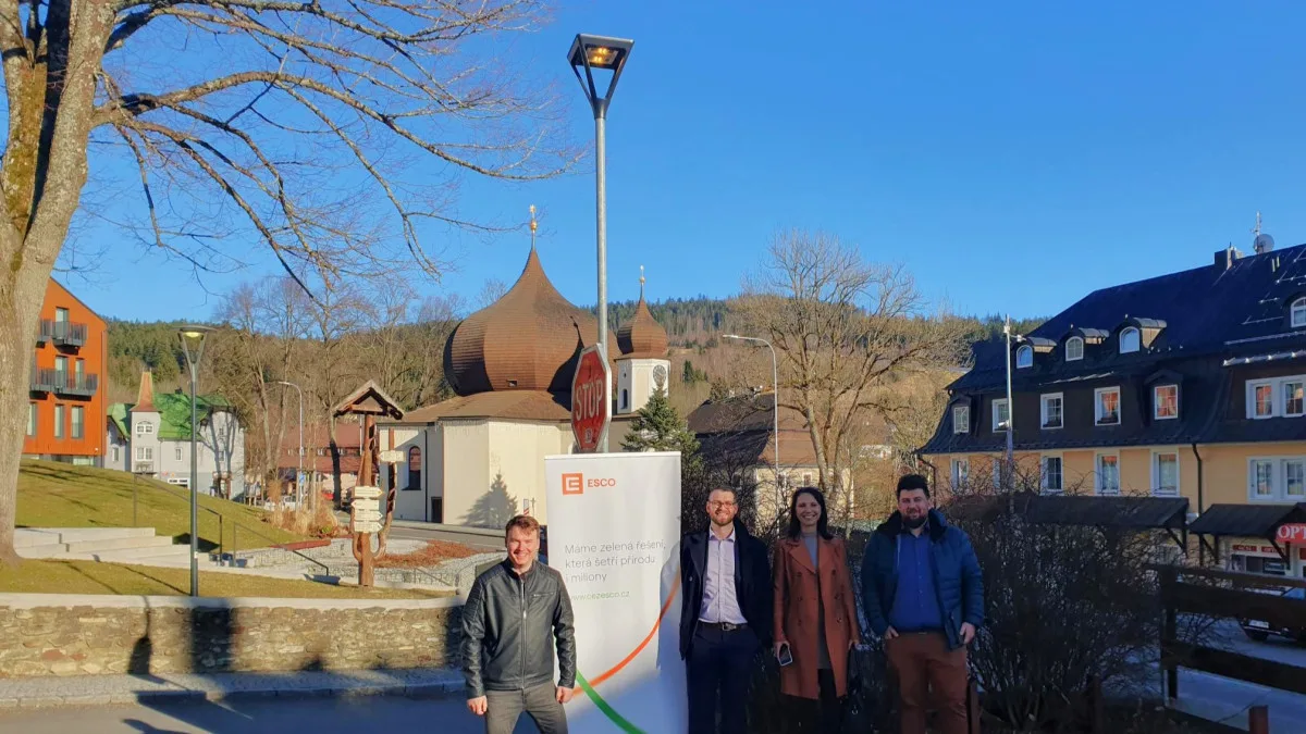 Zleva starosta Železné Rudy Filip Smola, Pavel Dlugi, vedoucí odboru Osvětlení ČEZ ESL, Jan Drahoš a Klára Vejšická-Šourková (oba ČEZ ESL)