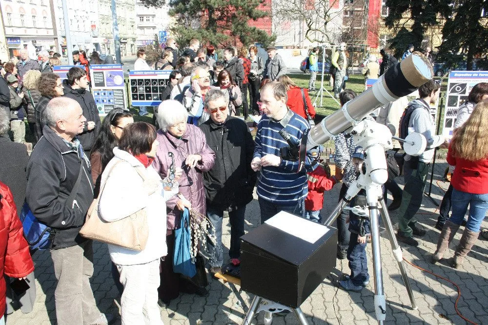 Částečné zatmění slunce mohou zájemci sledovat astronomickými dalekohledy