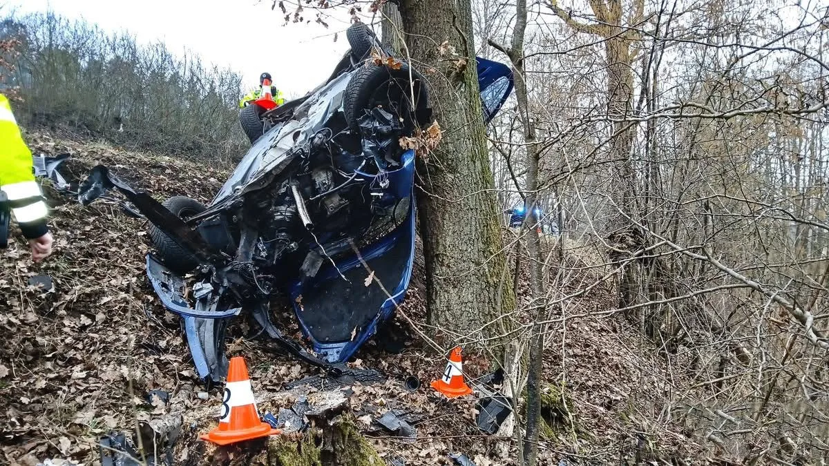 Auto vyletělo při děsivé havárii ze silnice a kutálelo se do hluboké rokle. Po nárazu do stromu se vytrhl motor