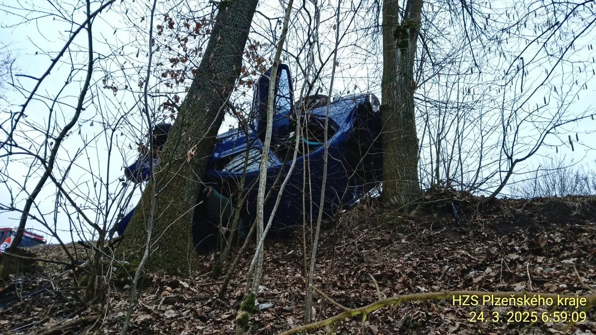 Auto vyletělo při děsivé havárii ze silnice a kutálelo se do hluboké rokle. Po nárazu do stromu se vytrhl motor