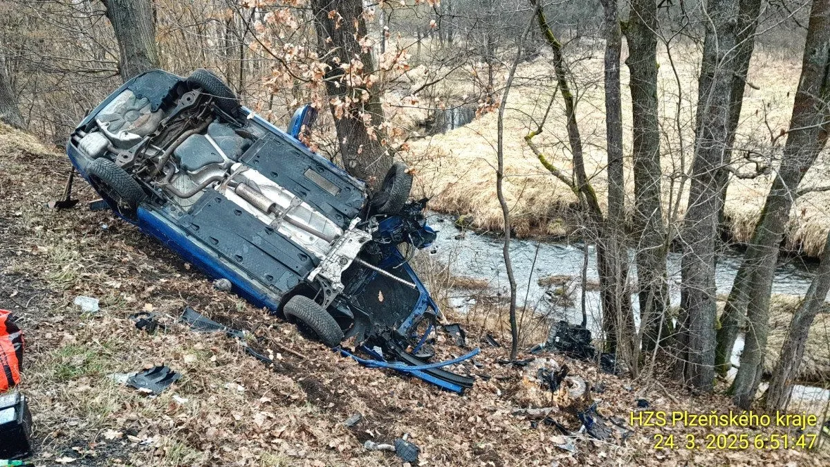 Auto vyletělo při děsivé havárii ze silnice a kutálelo se do hluboké rokle. Po nárazu do stromu se vytrhl motor