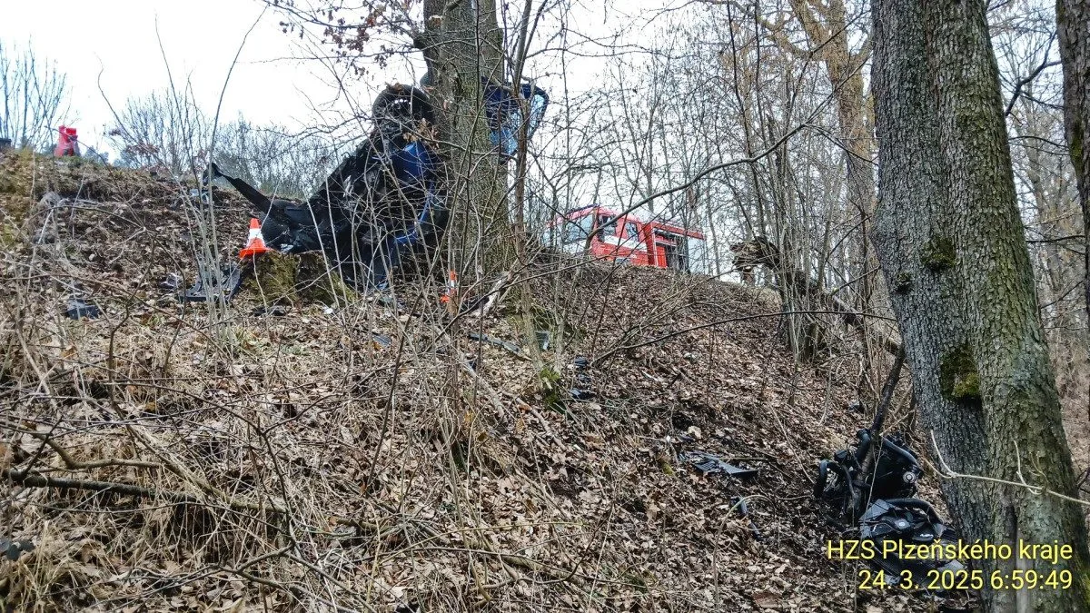 Auto vyletělo při děsivé havárii ze silnice a kutálelo se do hluboké rokle. Po nárazu do stromu se vytrhl motor
