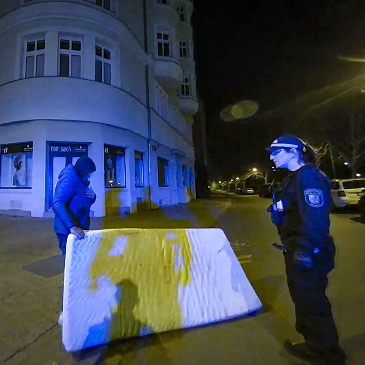 Muž spal tvrdě na matraci uprostřed ulice, kudy normálně projíždí auta. Nepřišlo mu to vůbec divné