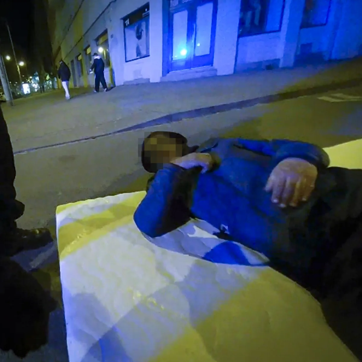 Muž spal tvrdě na matraci uprostřed ulice, kudy normálně projíždí auta. Nepřišlo mu to vůbec divné