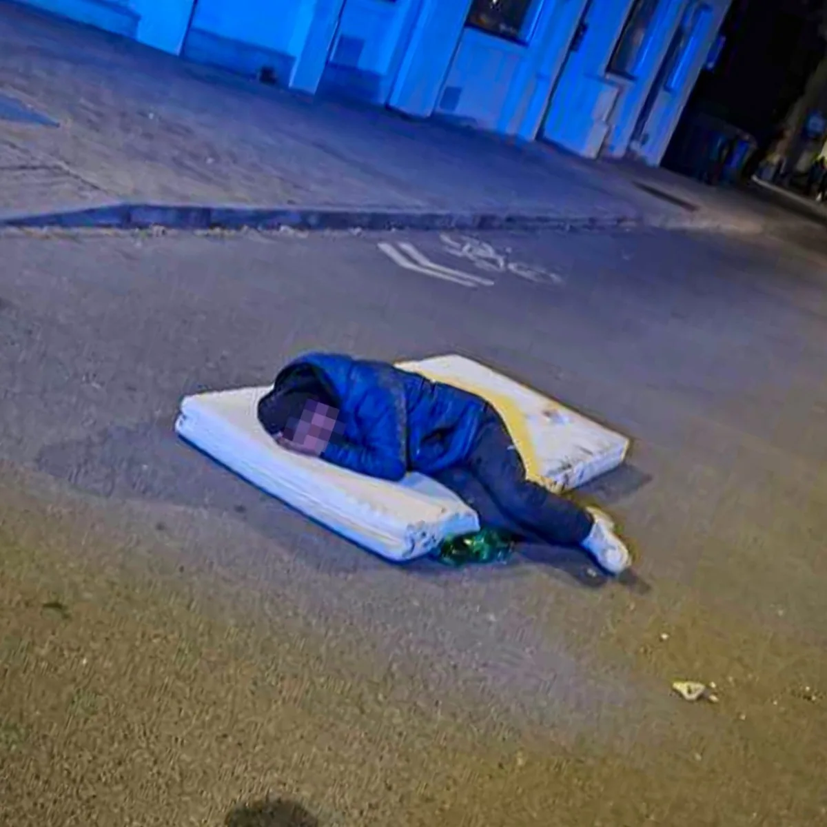 Muž spal tvrdě na matraci uprostřed ulice, kudy normálně projíždí auta. Nepřišlo mu to vůbec divné
