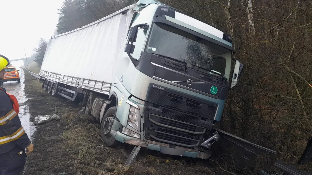 Kamion se po smyku na mokrém povrchu dálnice D5 otočil o 180 stupňů a narazil do svodidel