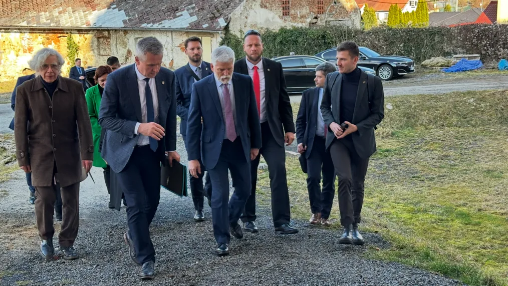 Prezidenta Petra Pavla provedli po svém zámku v Týnci jeho majitelé. Obří barokní skvost opravovali 25 let