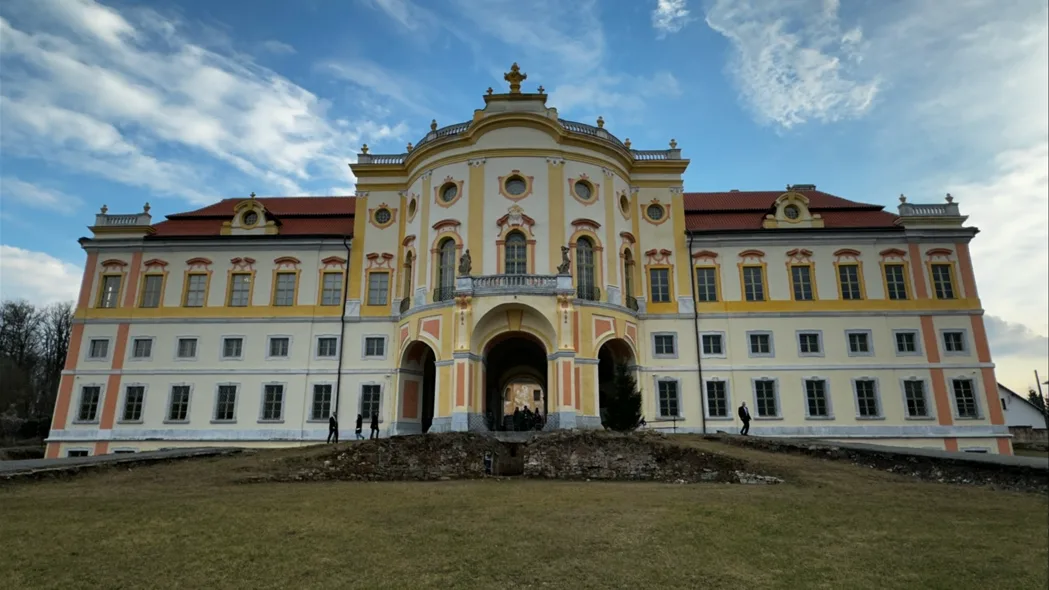 Prezidenta Petra Pavla provedli po svém zámku v Týnci jeho majitelé. Obří barokní skvost opravovali 25 let
