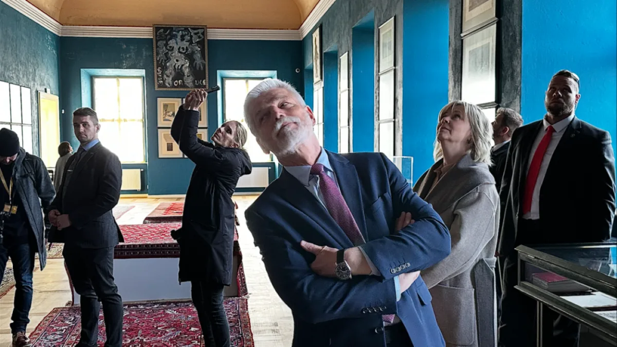 Prezident Petr Pavel při prohlídce zámku v Týnci