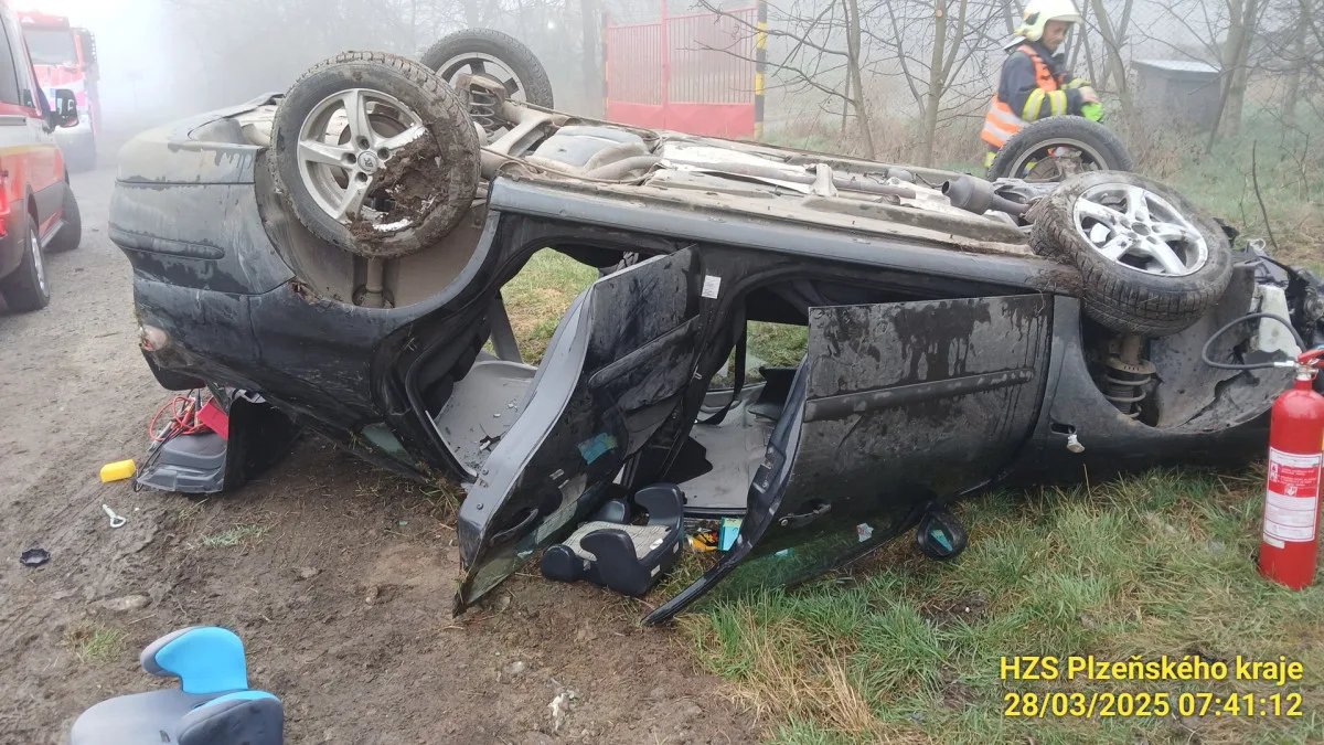 Při střetu osobáku se srnkou se zranil řidič a čtyři děti