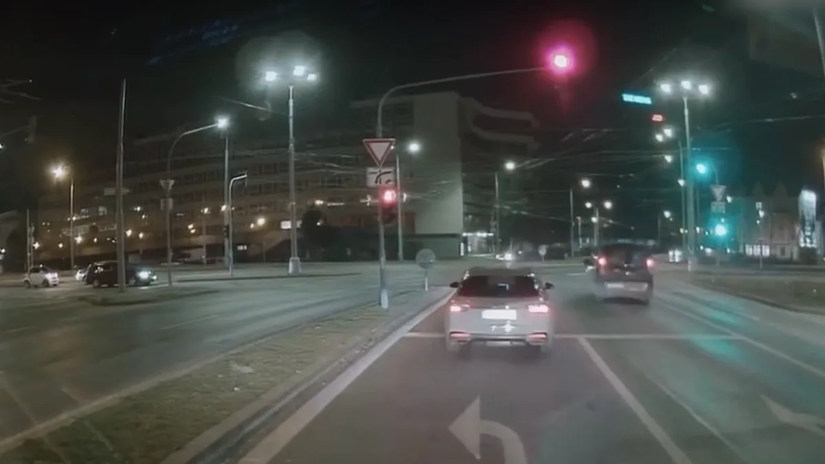 Poprask způsobilo video zachycující dva řidiče, kteří před policejním vozem vjeli na červenou do křižovatky
