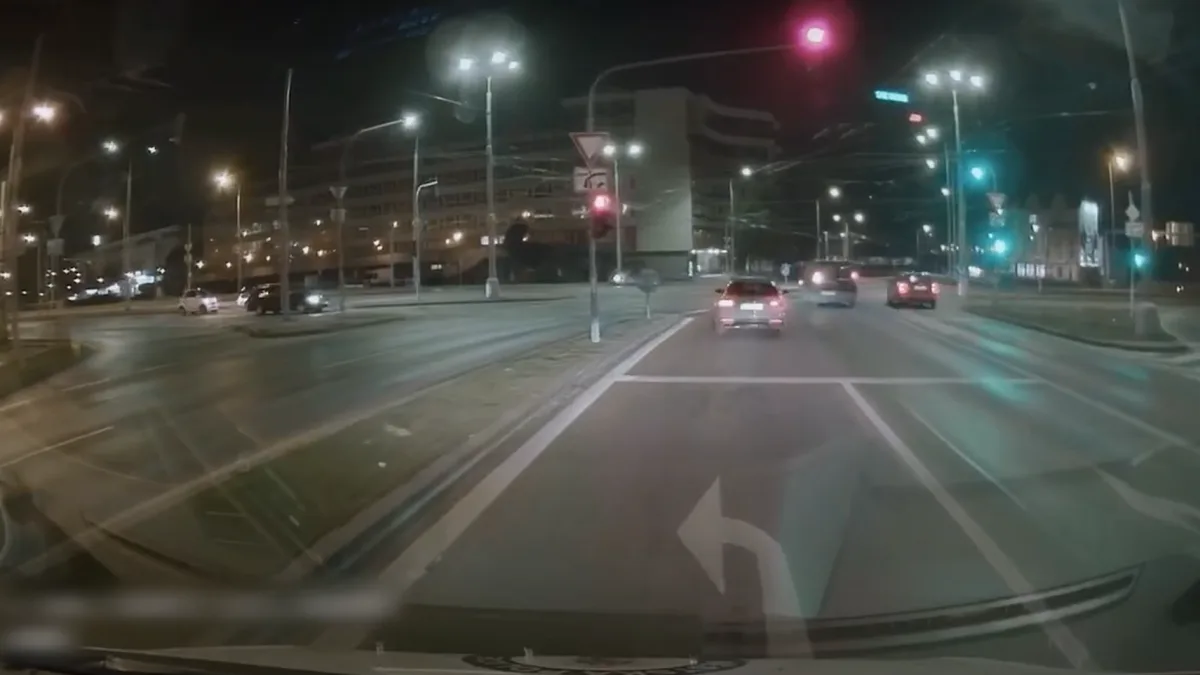Poprask způsobilo video zachycující dva řidiče, kteří před policejním vozem vjeli na červenou do křižovatky