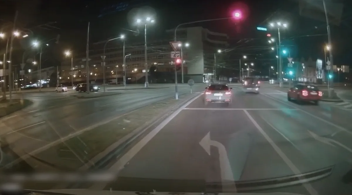 Poprask způsobilo video zachycující dva řidiče, kteří před policejním vozem vjeli na červenou do křižovatky