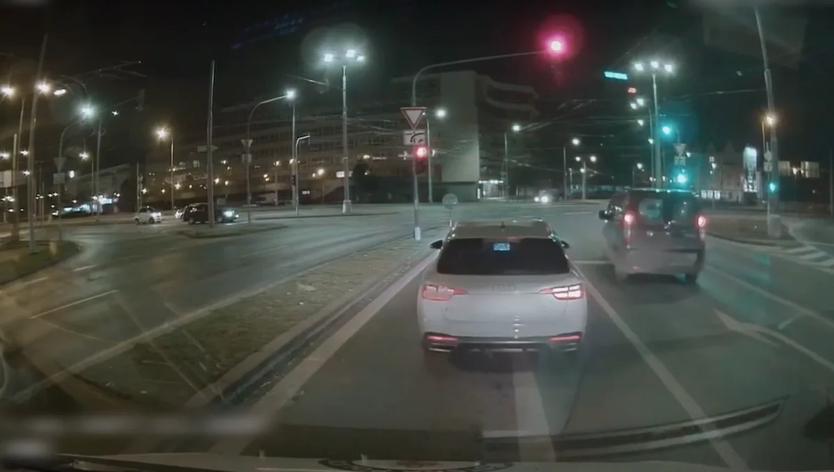 Poprask způsobilo video zachycující dva řidiče, kteří před policejním vozem vjeli na červenou do křižovatky