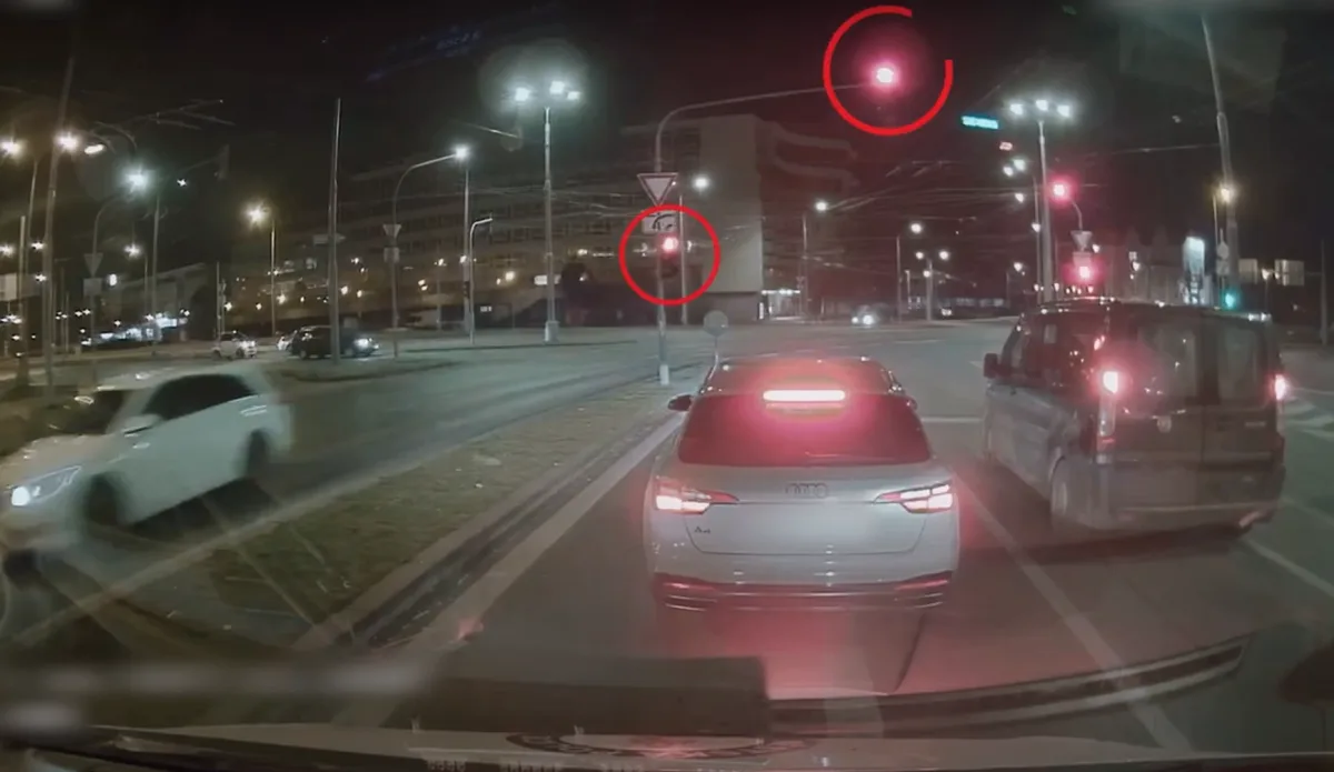 Poprask způsobilo video zachycující dva řidiče, kteří před policejním vozem vjeli na červenou do křižovatky
