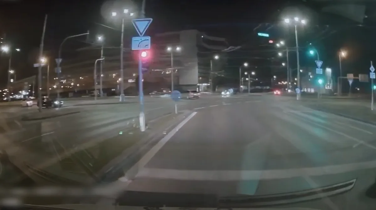 Poprask způsobilo video s dvojicí řidičů, kteří před policejním vozem vjeli na červenou do křižovatky a odbočili