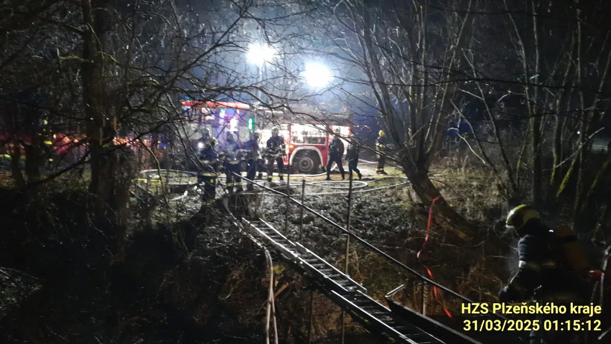 Dobývání středověkého hradu s vodním příkopem připomínal zásah hasičů u hořící chaty stojící na ostrůvku