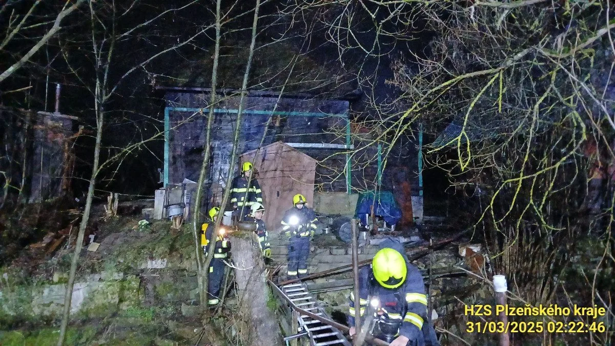 Dobývání středověkého hradu s vodním příkopem připomínal zásah hasičů u hořící chaty stojící na ostrůvku