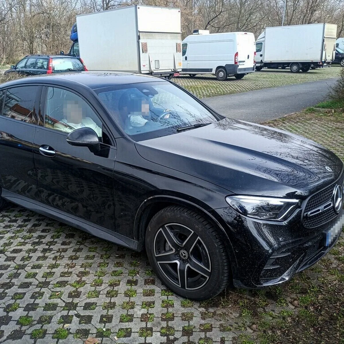 Příliš rychle jela ve městě i tato řidička vozu značky Mercedes