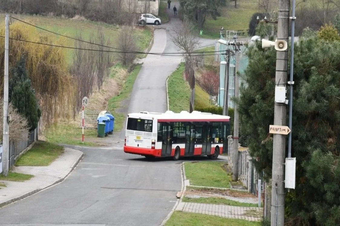 Nová autobusová linka MHD číslo 36 zajíždí i do míst, kde jsou velmi úzké komunikace