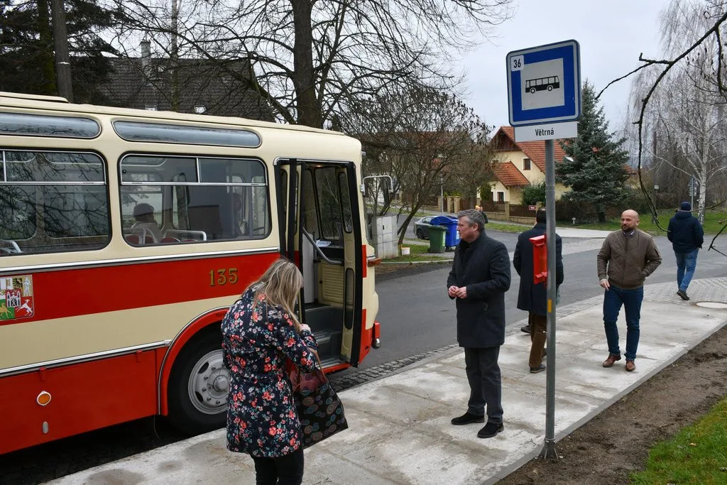 Zcela nová autobusová linka MHD číslo 36 zajíždí i do míst, kde jsou velmi úzké komunikace
