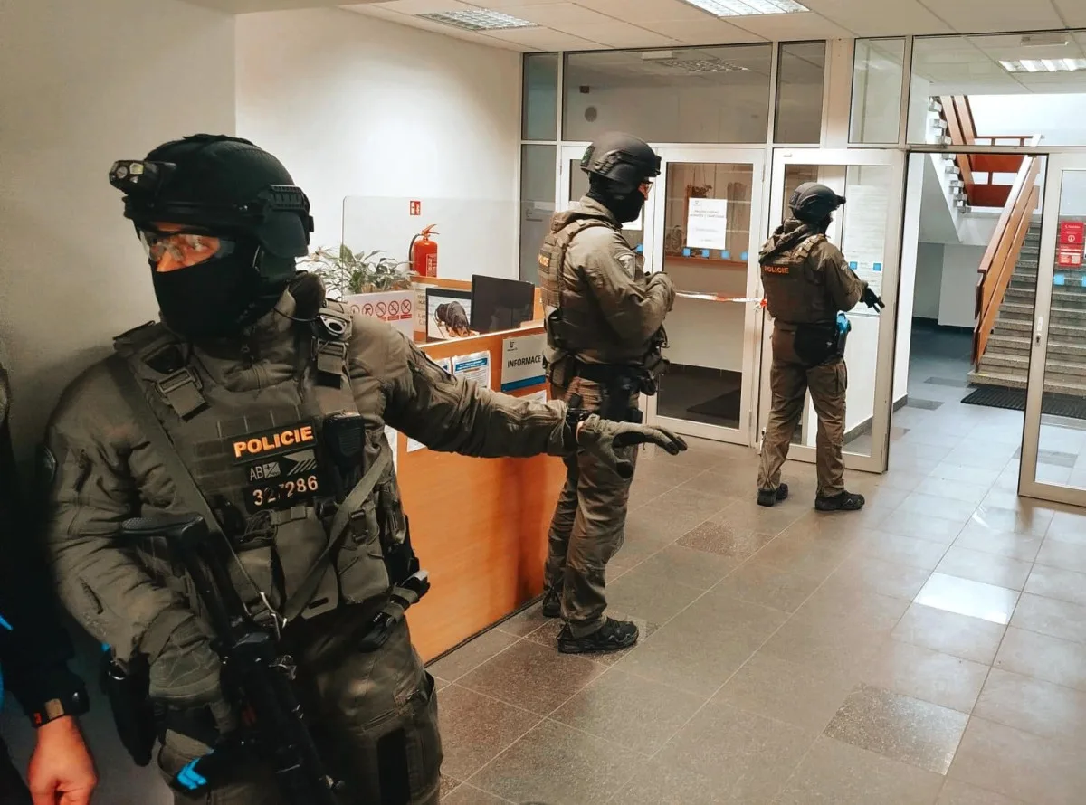 Eliminaci dvojice aktivních střelců nacvičovali policisté v neznámém prostředí budovy úřadu práce