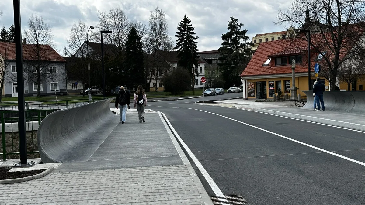 Nový most překvapil občany svým velmi netradičním zábradlím