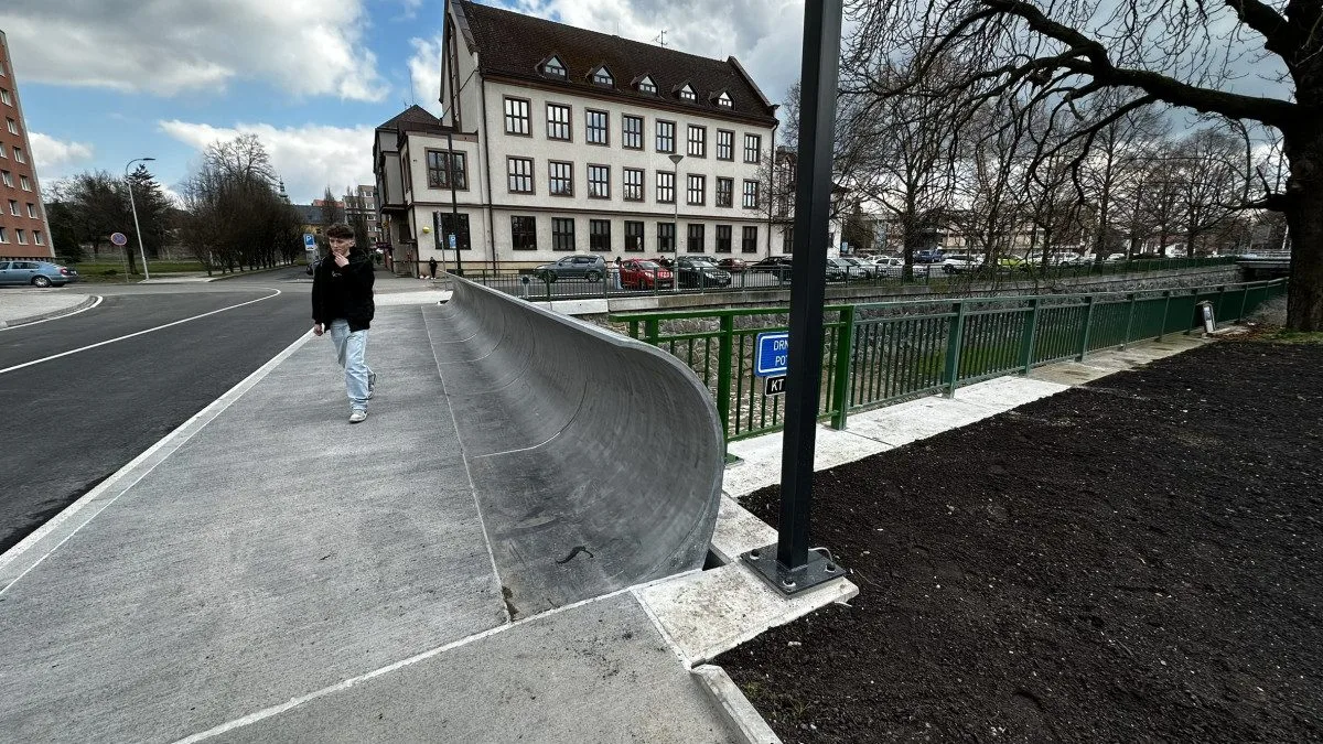 ANKETA: Nový most překvapil občany svým velmi netradičním zábradlím. Jak se vám líbí?