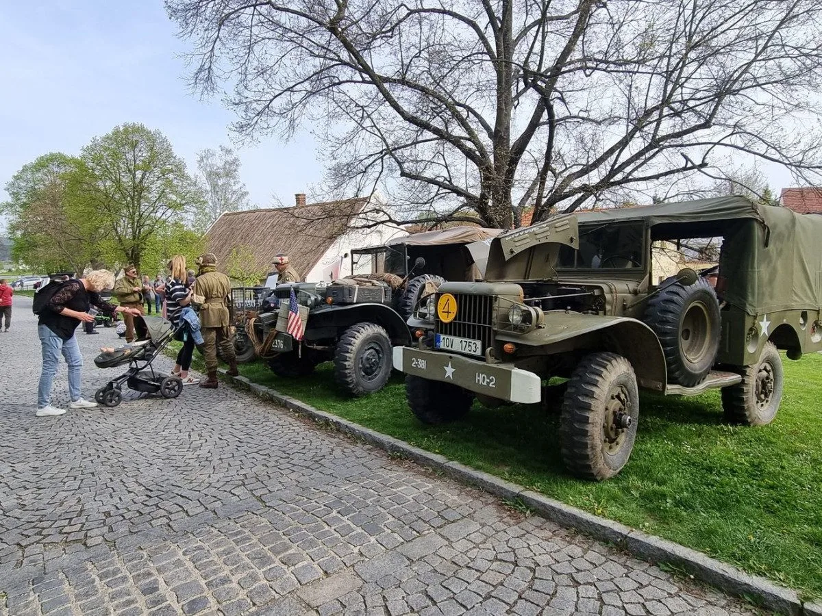U lípy svobody před slavným statkem U Matoušů si lidé připomenou hrdinství jeho obyvatelky Barbory Raisové