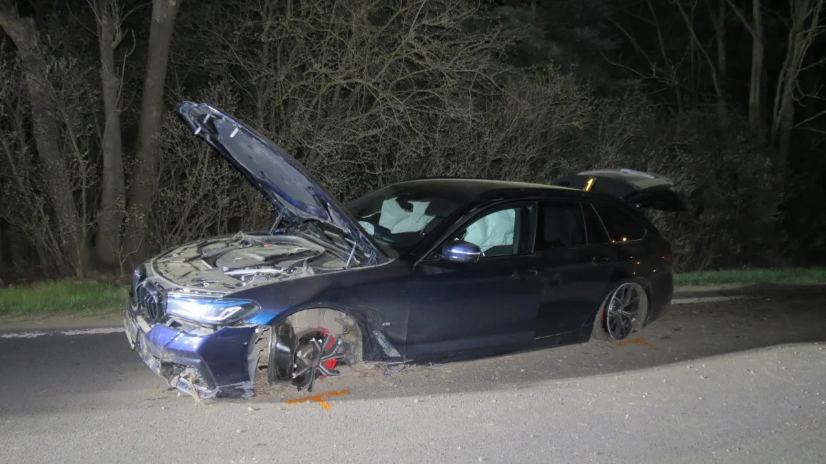 Opilý řidič BMW zdemoloval auto a proletěl cedulí na konci obce. Pak utekl domů, kde ho vypátral služební pes
