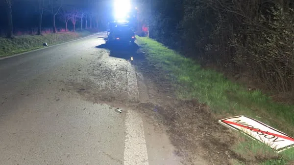 Opilý řidič BMW zdemoloval auto a proletěl cedulí na konci obce. Pak utekl domů, kde ho vypátral služební pes