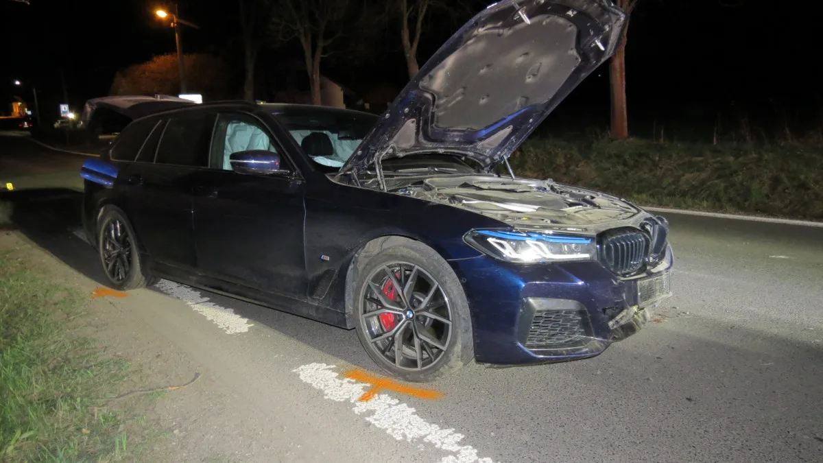 Opilý řidič BMW zdemoloval auto a proletěl cedulí na konci obce. Pak utekl domů, kde ho vypátral služební pes