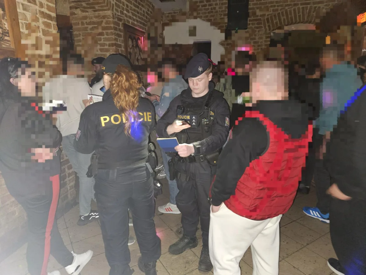 Policisté při rozsáhlé noční razii narazili na opilé dítě v jednom z barů, byla tam s ním i jeho matka