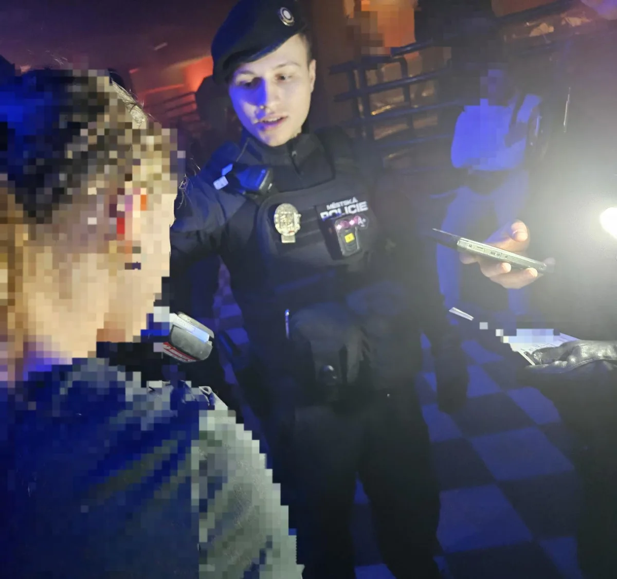 Policisté při rozsáhlé noční razii narazili na opilé dítě v jednom z barů, byla tam s ním i jeho matka