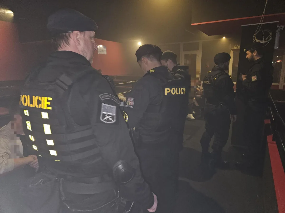 Policisté při rozsáhlé noční razii narazili na opilé dítě v jednom z barů, byla tam s ním i jeho matka