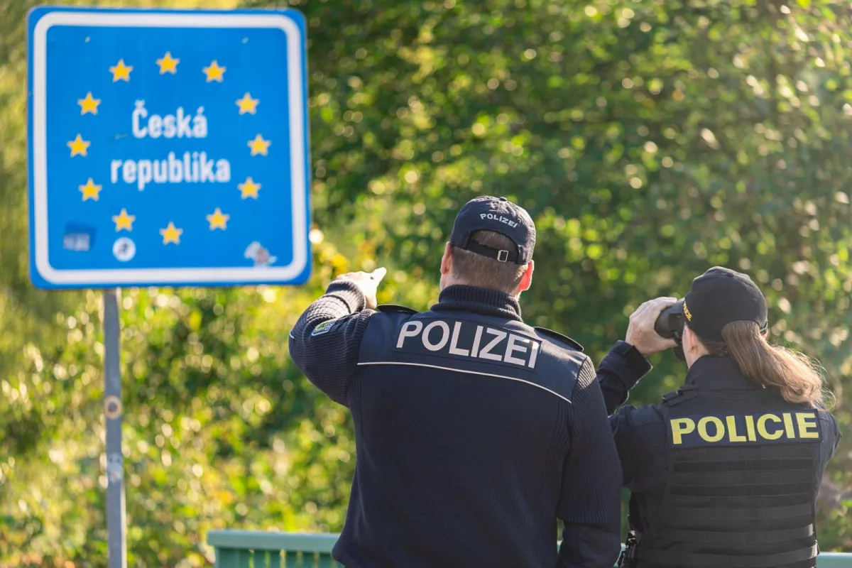 Policisté v dubnu uskutečnili rozsáhlou síť pobytových kontrol cizinců. Hledali padělané doklady i nelegální pracovníky