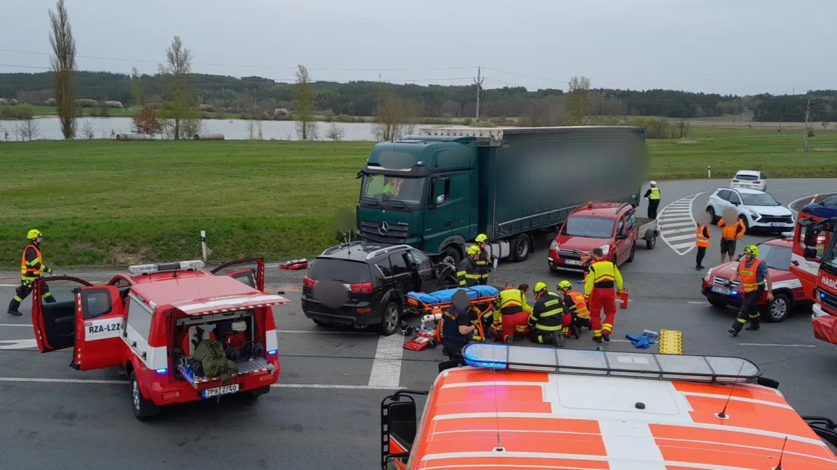 Při střetu kamionu a dvou SUV se zranili čtyři lidé