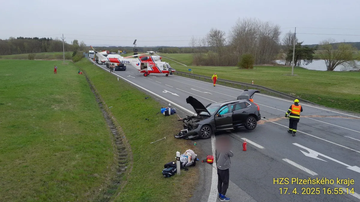 Při střetu kamionu a dvou SUV se zranili čtyři lidé