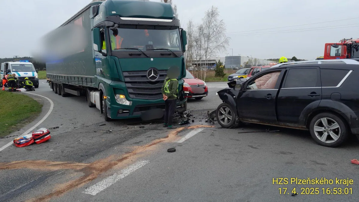 Při střetu kamionu a dvou SUV se zranili čtyři lidé