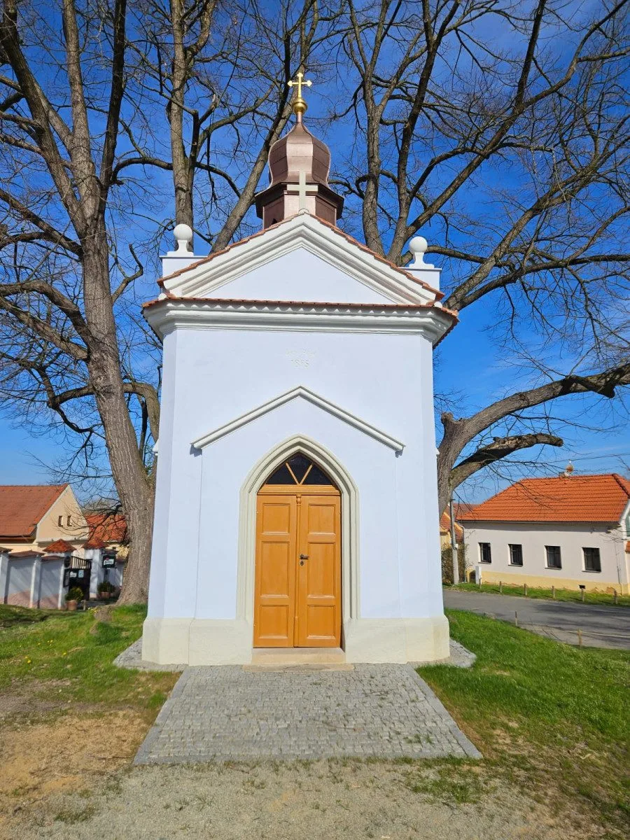 Opravené kapli na návsi v Černicích požehná o Velikonocích plzeňský biskup Tomáš Holub