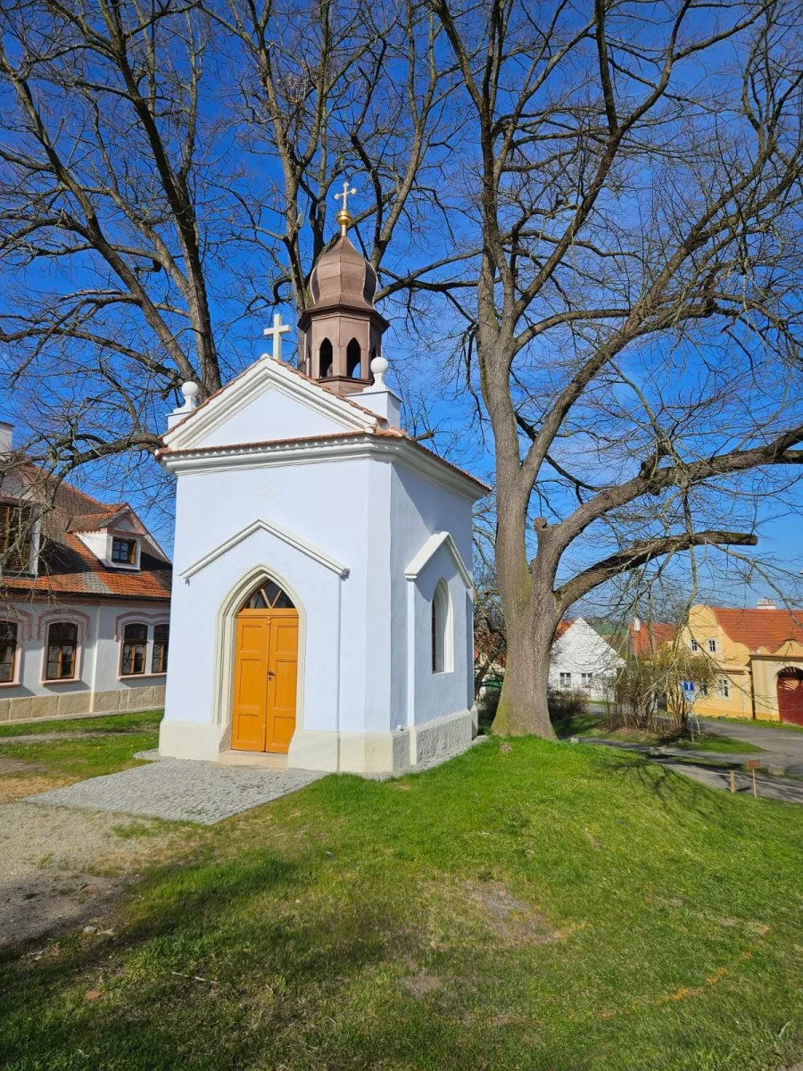 Opravené kapli na návsi v Černicích požehná o Velikonocích plzeňský biskup Tomáš Holub
