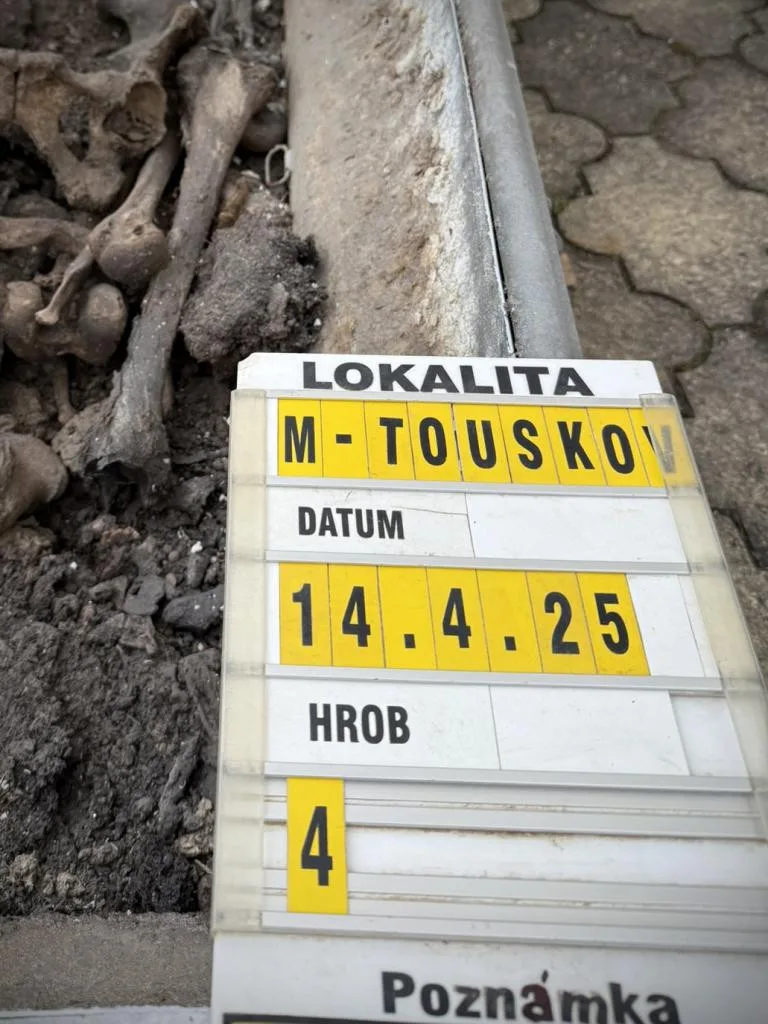 Exhumace ostatků barona přinesla nečekaný objev. Předměty, které odolaly i vykradačům hrobů